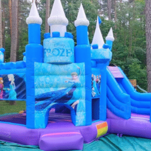 Frozen tematiskā piepūšamā atrakcija bērnu ballītēm
